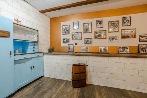 bar ze zdjęciami na ścianie i beczką w obiekcie Luxury Apartments Marija w Sukošanie