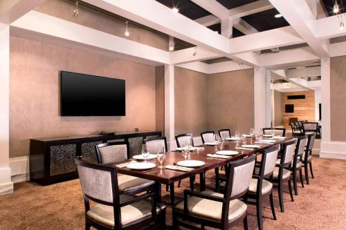Télévision ou salle de divertissement dans l'établissement The Westin O'Hare