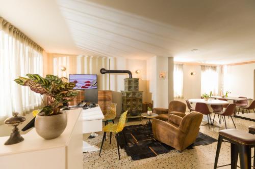 een woonkamer met meubilair en een eetkamer bij Contra' Contarini in Campolongo Sul Brenta