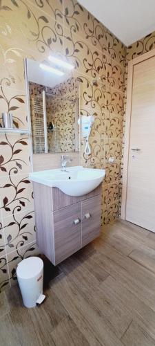 ein Bad mit einem Waschbecken und einem Spiegel in der Unterkunft Le Terrazze Studios 44G in Ferrara