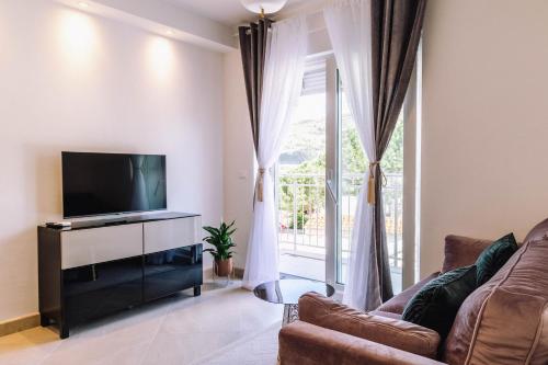 Brand New & Comfort Apartment L & L ,free parking + close to beach