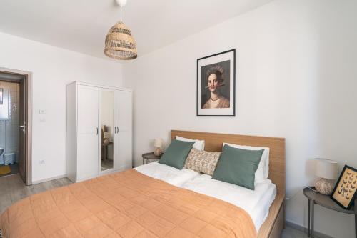 Postel nebo postele na pokoji v ubytování Corvin apartment with Balcony and AC