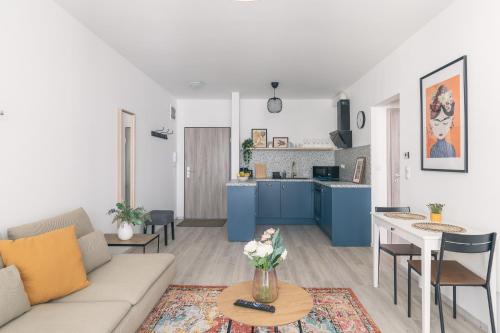 Corvin apartment with Balcony and AC 1082 Budapest, 12 Vajdahunyad utca kép - 3