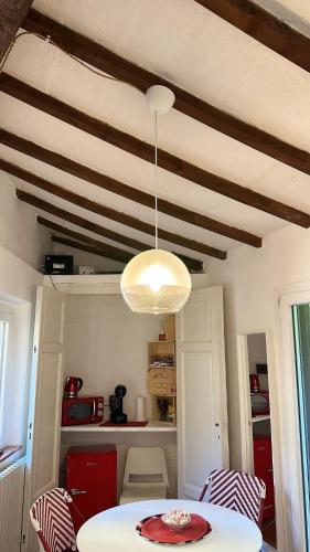 San Giorgino Home في فلورنسا: غرفة طعام مع طاولة وضوء