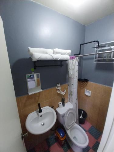 uma pequena casa de banho com WC e lavatório em Balanga Prime King Staycation 1 em Santa Rosa