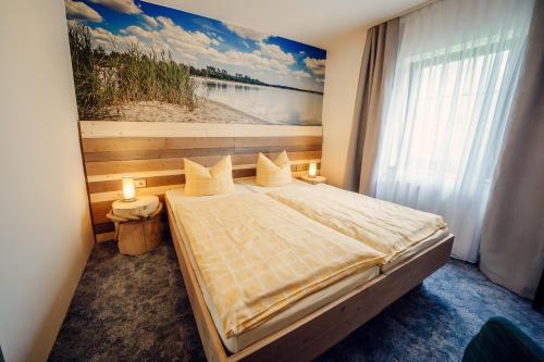 Schlafzimmer mit einem Bett mit Wandgemälde in der Unterkunft Hotel-Pension Hafemann in Senftenberg