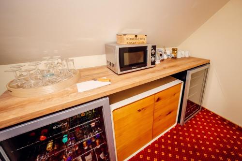 a microwave sitting on top of a wooden counter at Hotel-Pension Hafemann in Senftenberg