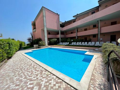 a swimming pool in front of a building at Residence Virgilio in Sirmione
