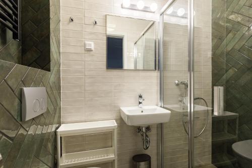 a bathroom with a sink and a shower at PARK Apartmanok in Balatonszárszó