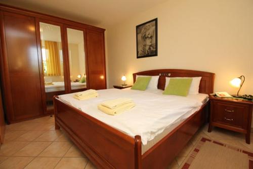 Un dormitorio con una cama grande con dos toallas encima. en Altes Wasserwerk App 03, en Wustrow