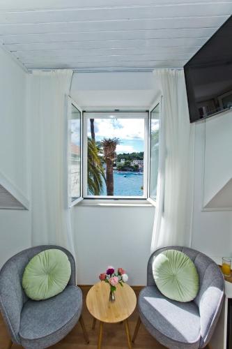 Un lugar para sentarse en *Heart of the port room*