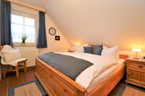 a bedroom with a large bed and a window at Haus Clarissa, App 02 in Wustrow