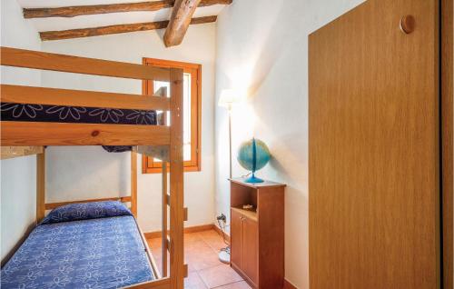 CireglioにあるEvelinaの小さなベッドルーム(二段ベッド1組、小さなキャビネット付)