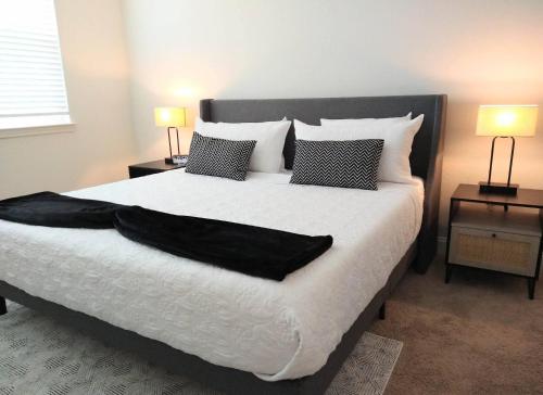 um quarto com uma cama grande e 2 mesas de cabeceira em "OneKey" Luxury Apt - POOL - 4 Mi to Beach em Daytona Beach