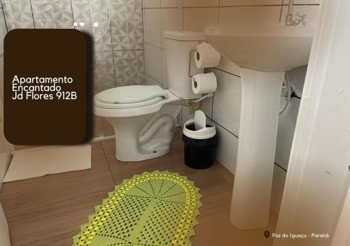 a bathroom with a white toilet and a sink at APARTAMENTO ENCANTADO JD FLORES 912 - 1º andar in Foz do Iguaçu