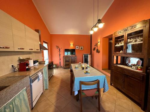 eine Küche mit einem Tisch und einem Tischtuch darauf in der Unterkunft Villa Matilde in Catabbio