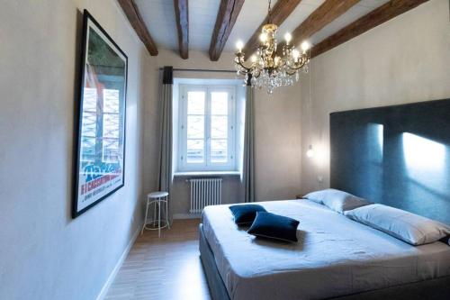 una camera da letto con un grande letto e un lampadario a braccio di CRoix 1541 - CIR 0198 ad Aosta