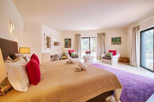 Un dormitorio con una cama grande con animales de peluche. en Casa Shambala, en Carvoeiro