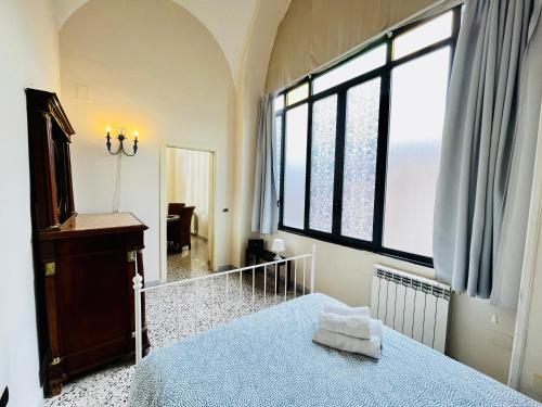 ボスコレアーレにあるReal Palace- Pompei/Vesuvius/Sorrentoのベッドルーム(青いベッド1台、大きな窓付)