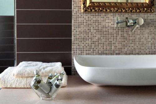 een badkamer met een bad en een kom op een tafel bij B&B La Magnolia in Ostiglia