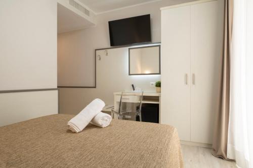 una stanza con un tavolo e asciugamani sopra di Echotel a Porto Recanati