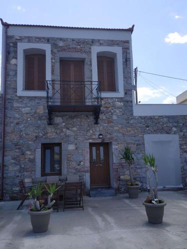 Fotografie z fotogalerie ubytování Seafront two-storey house in Kardamyla v destinaci Mármaron