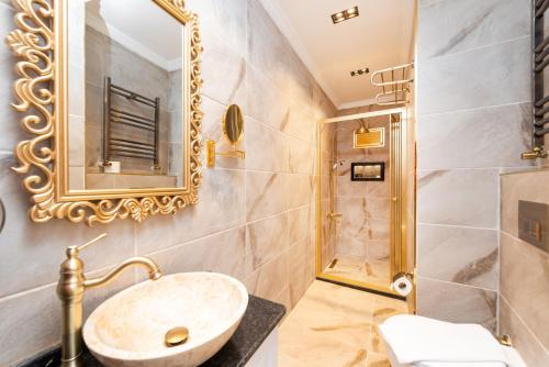 ein Bad mit einem Waschbecken und einem Spiegel in der Unterkunft Begonville Corner in Istanbul