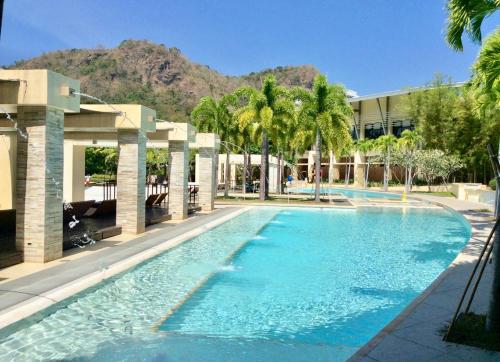 Swimming pool sa o malapit sa Pico de Loro Miranda Family Beach Condo max 6 pax with fiber internet