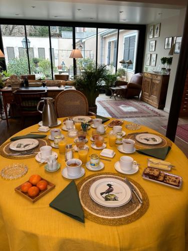 een gele tafel met eten en drinken erop bij Le Jardin Cathedrale in Chartres