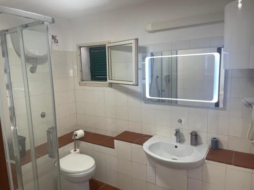 Villa Portoferraio في بورتوفيرّايو: حمام مع مرحاض ومغسلة ودش