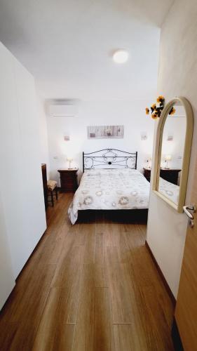 um quarto com uma cama e piso em madeira em Le Terrazze Studios 44F em Ferrara