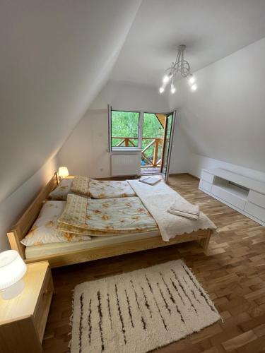 En eller flere senger på et rom på Domek góralski