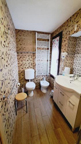 uma casa de banho com 2 lavatórios, um WC e uma banheira em Le Terrazze Studios 44F em Ferrara