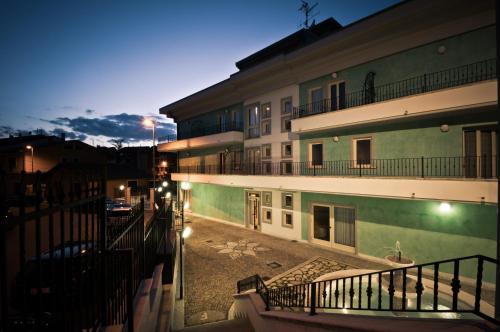 vista su un edificio di notte di Hotel San Berardo a Pescina