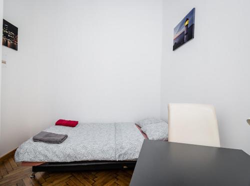 Habitación pequeña con cama y mesa en PIRANIA, en Cracovia