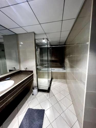 Un baño de Luxury full sea view flat