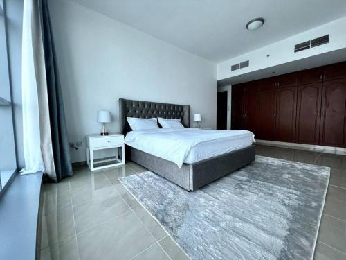 Una cama o camas en una habitación de Luxury full sea view flat