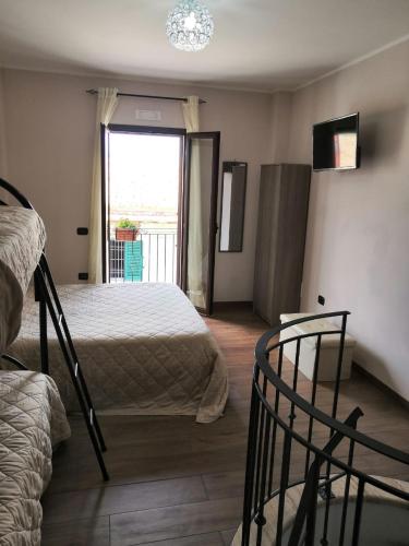 een slaapkamer met 2 bedden en een raam bij Casa Vacanza "A Due Passi" in Paravati