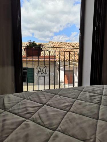 een slaapkamer met een bed en uitzicht op een gebouw bij Casa Vacanza "A Due Passi" in Paravati
