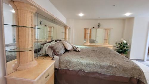 Una cama o camas en una habitación de Oceanfront Condominiums with Private Beach Access