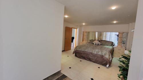 Oceanfront Condominiums with Private Beach Accessにあるベッド