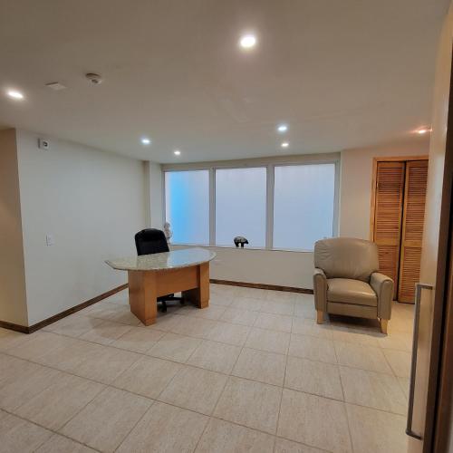Oceanfront Condominiums with Private Beach Accessにあるシーティングエリア