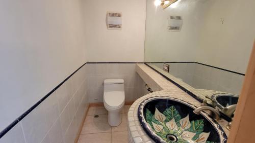 Oceanfront Condominiums with Private Beach Accessにあるバスルーム