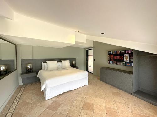 a bedroom with a large white bed in a room at AmazINN Places Penthouse Deluxe, Skyline and Private Rooftop in Panama City