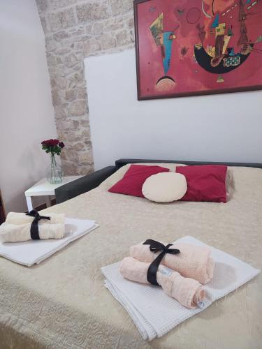 two towels on a bed in a room at La casa nel vico in Molfetta