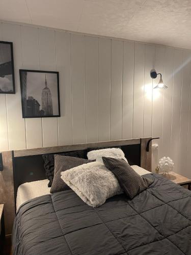 - une chambre avec un lit et un mur à rayures dans l'établissement POPPY appartement de charme à 2 min centre-ville, à Figeac