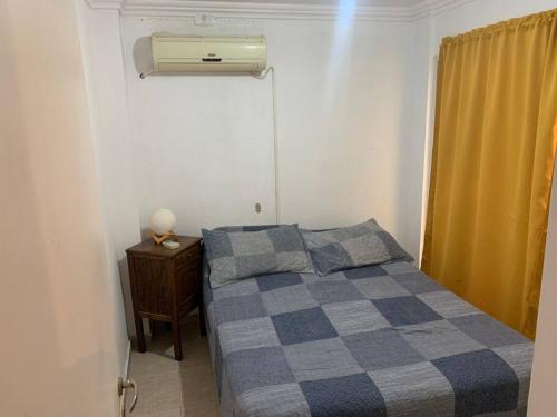 - une petite chambre avec un lit et une fenêtre dans l'établissement Alquilo Departamento por día, à Barrio Rivadavia