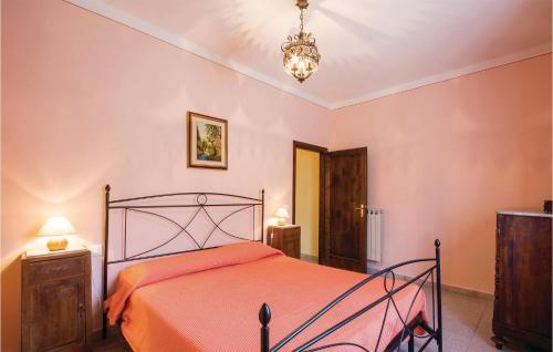 1 dormitorio con 1 cama con sábanas de color naranja y lámpara de araña en Casa Vanessa, en Cireglio