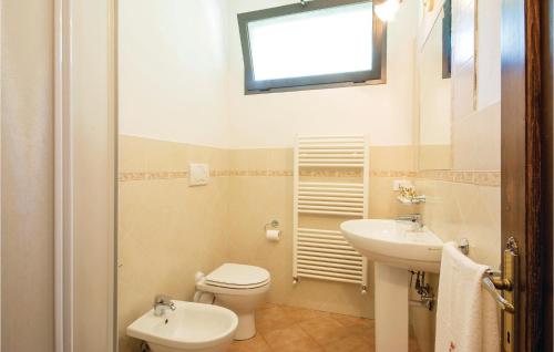 uma pequena casa de banho com WC e lavatório em Casa Vanessa em Cireglio