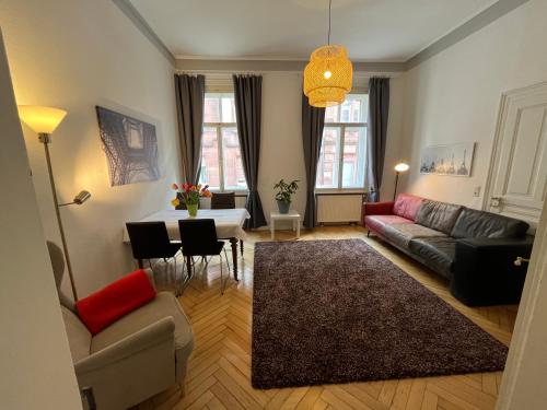 a living room with a couch and a table at Haus Mittendrin in Neustadt an der Weinstraße